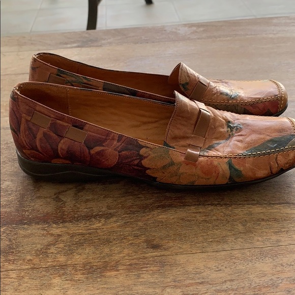 Floral Leather Loafers - Sz 6.5 NWOT - Picture 6 of 9